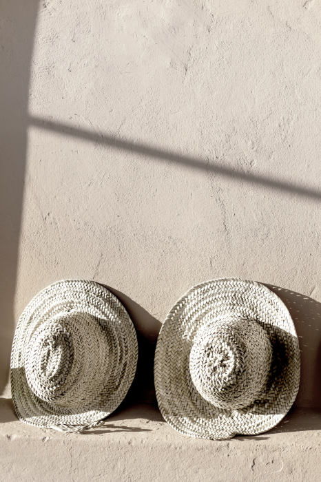 Poster Eine Szene mit Strandhüten in Beigetönen