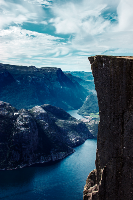 Poster Berglandschaft und azurblauer See