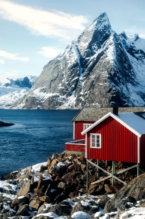 Poster Ein historisches Haus an einer felsigen Küste