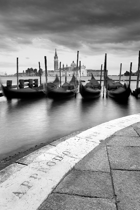 Poster Venedig in Schwarz-Weiß mit traditionellen Gondeln