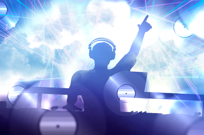 Poster DJ hinter dem Mischpult im hellen Licht