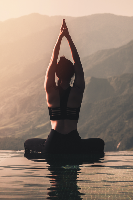 Poster Frau meditiert an einem Landschaftspool