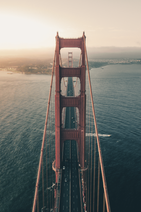 Poster Die ikonische rote Brücke über die Bucht
