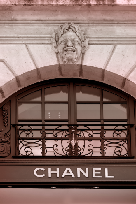 Poster Ein luxuriöser Chanel-Laden in einem Mietshaus