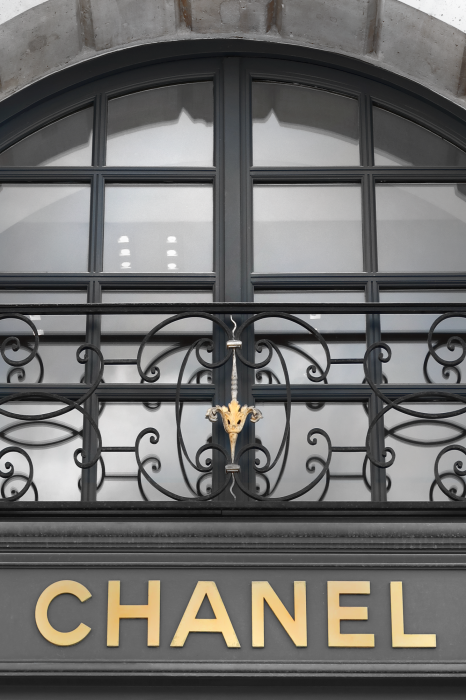 Poster Chanel-Boutique mit dekorativer Balustrade