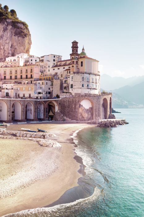 Poster Eine sonnige Klippe mit italienischer Architektur