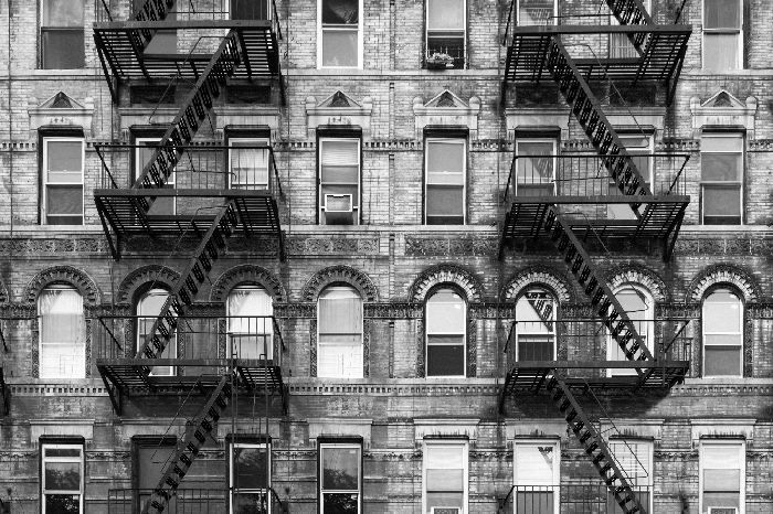 Poster Gebäudefassade mit gusseiserner Treppe