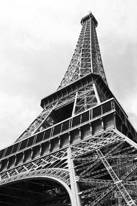 Poster Der Eiffelturm von unten in Schwarzweiß