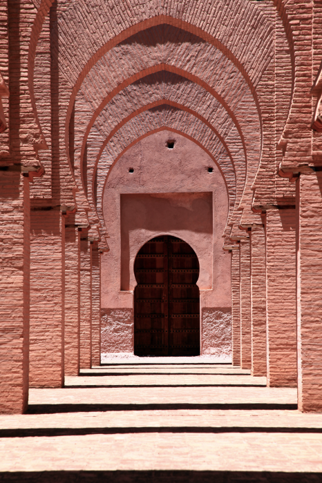 Poster Symmetrischer Flur mit Bögen in warmen Farbtönen