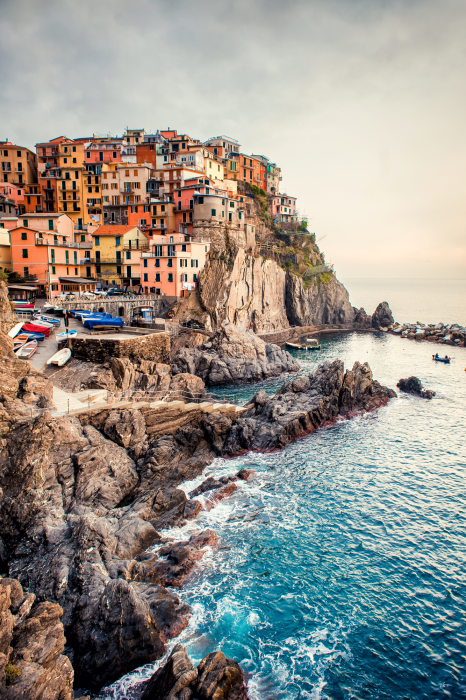 Poster Malerische Häuser an der felsigen Küste