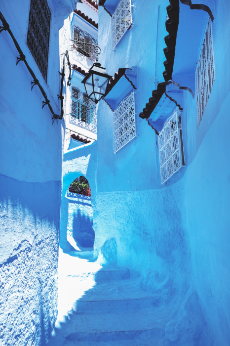 Poster Eine schmale blaue Straße mit Fenstern