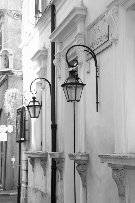 Poster Lampen in einer engen Stadtstraße