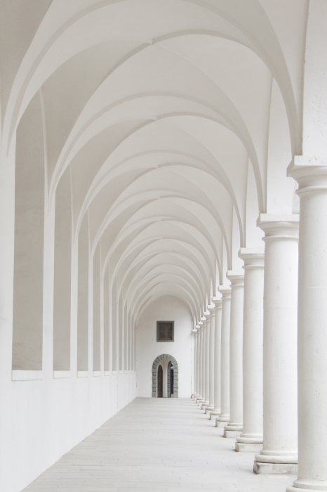 Poster Minimalistischer weißer Korridor mit Säulen