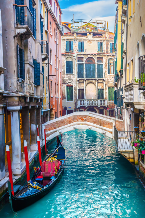 Poster Ein sonniger Tag an einem Kanal in Venedig
