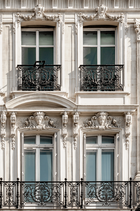 Poster Fenster mit dekorativem Stuck