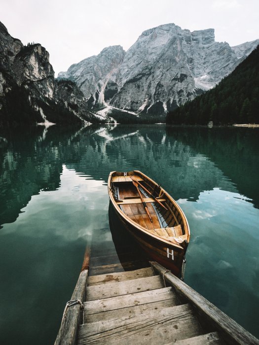 Poster Bergsee-Landschaft und ein Boot