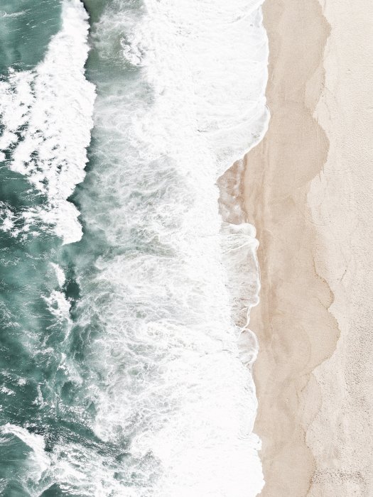 Poster Stürmische Meereswellen und Sandstrand