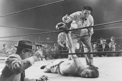 Fototapete Schiedsrichter zählt einen männlichen Boxer