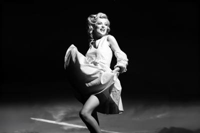 Fototapete Schwarzweißfoto einer Frau in einem Kleid im Monroe-Stil