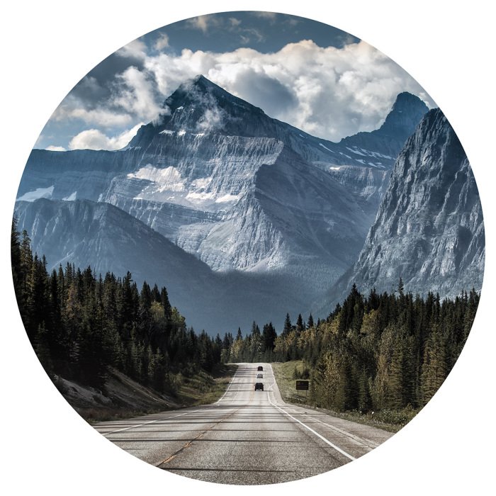 Sticker Blick auf die Straße inmitten einer Berglandschaft