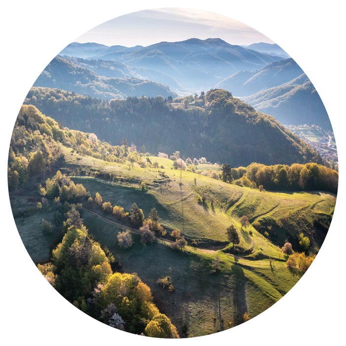 Sticker Grüne Hügel und Berge, eine malerische Landschaft