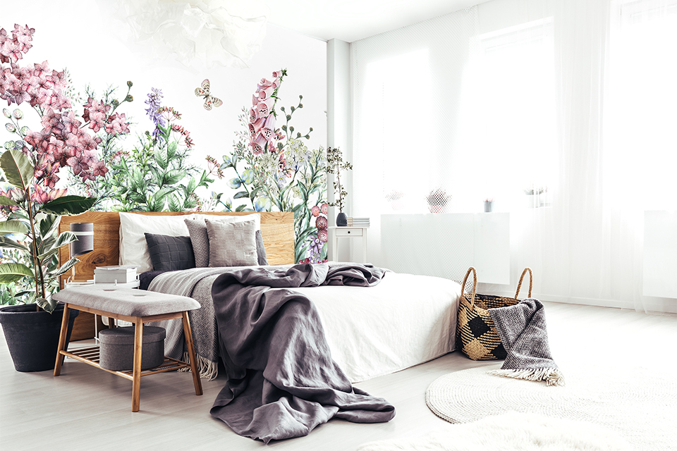 Botanische Fototapete fürs Schlafzimmer – eine ideale Möglichkeit, den Raum heller wirken zu lassen