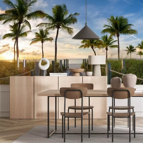 Fototapete Holzsteg zum Strand zwischen Palmen