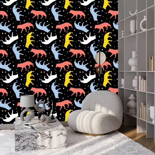 Tapete Bunte Wölfe und kleine Formen auf schwarzem Hintergrund