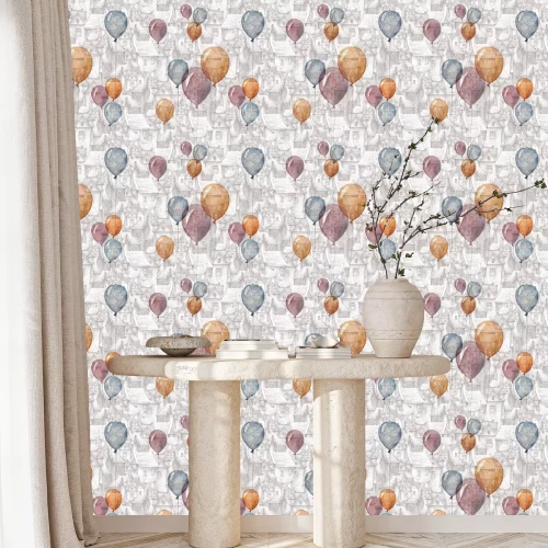 Tapete Ein nahtloses Muster mit einer Aquarellillustration von Ballonen und von einer alten Stadt auf dem Hintergrund. Dächer, europäische Backsteinhäuser und fliegende Ballons - romantisches Märchen.