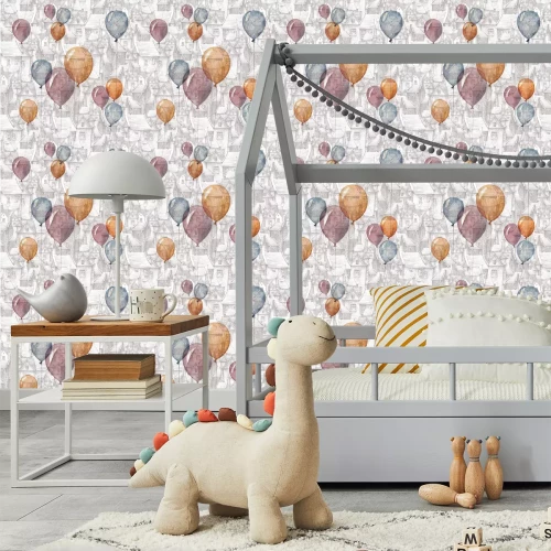 Tapete Ein nahtloses Muster mit einer Aquarellillustration von Ballonen und von einer alten Stadt auf dem Hintergrund. Dächer, europäische Backsteinhäuser und fliegende Ballons - romantisches Märchen.