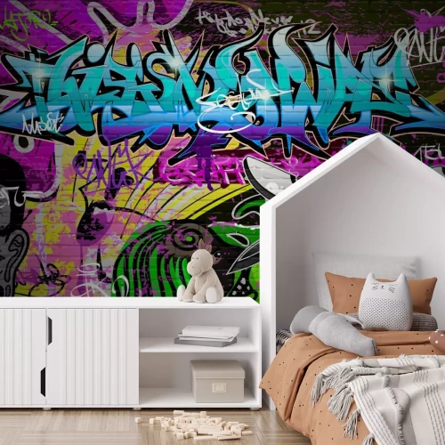 Fototapete Wand auf der Straße mit buntem Graffiti