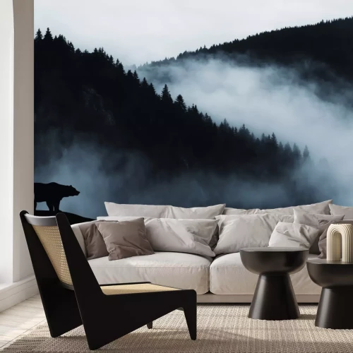 Fototapete Ein Bär vor einer Berglandschaft im Nebel