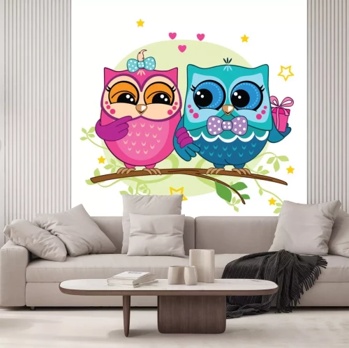 Sticker Ein paar Eulen auf einer Niederlassung im Wald. Rosa und blaue Eule mit einer Geschenkbox. Romantik.