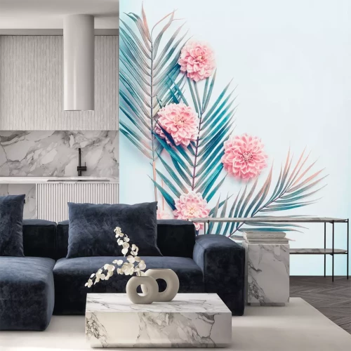 Sticker Kreativer Plan mit tropischen Palmblättern und Pastellrosablumen auf Türkisblau-Desktop-Hintergrund, Draufsicht, Platz für Text, vertikal