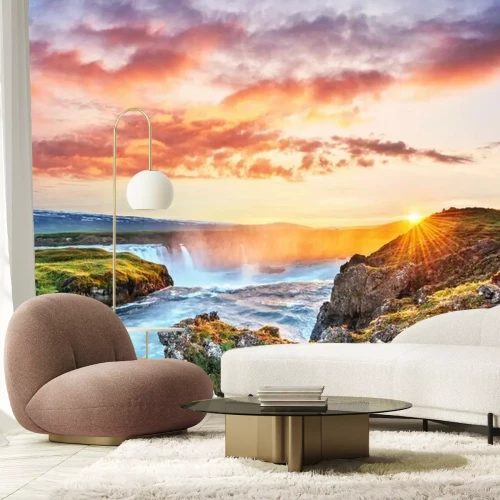 Fototapete Der malerische Sonnenuntergang über Landschaften und Wasserfällen. Kirkjufell Berg