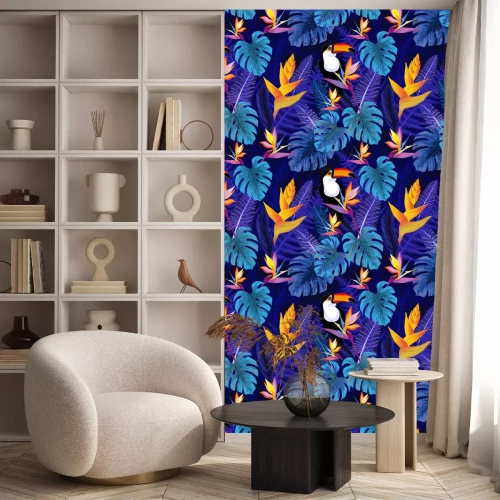 Tapete Lila Motiv von Tukanen und exotischen Blumen