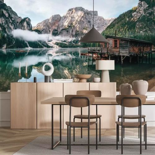 Fototapete Panoramablick von Braies Lake mit der Hütte und den Booten in den Dolomitbergen und in Seekofel morgens, Sudtirol, Italien