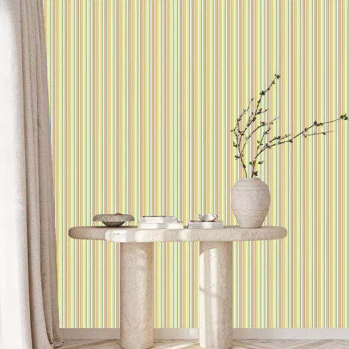 Tapete Dicht angeordnete Streifen auf einem bunten Motiv