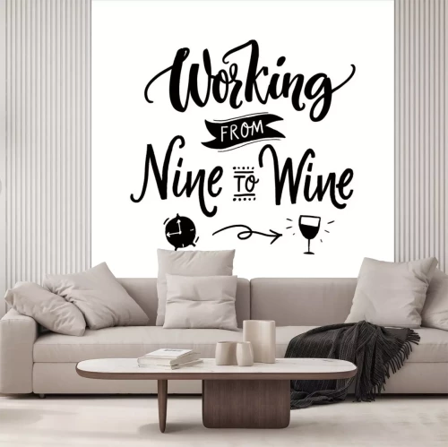 Sticker Arbeiten von neun bis Wein. Lustiges Zitat für gedrucktes T-Stück, Kleid und Motivplakate. Schwarzer Text auf weißem Hintergrund.