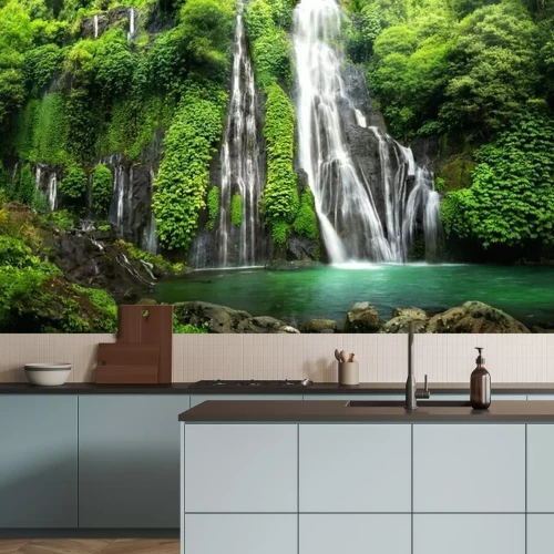 Fototapete Ein Dschungelwasserfall der über moosige Felsen stürzt