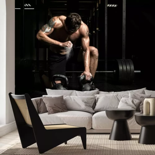 Fototapete Muskelbepackter Mann, der Gewichte hebt