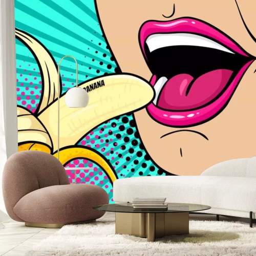 Sticker Schließen Sie oben vom sexy offenen weiblichen Mund, der Banane mit süßer Bananenbeschriftung isst. Vector bunten Hintergrund in der komischen Retro- Pop-Arten-Art.