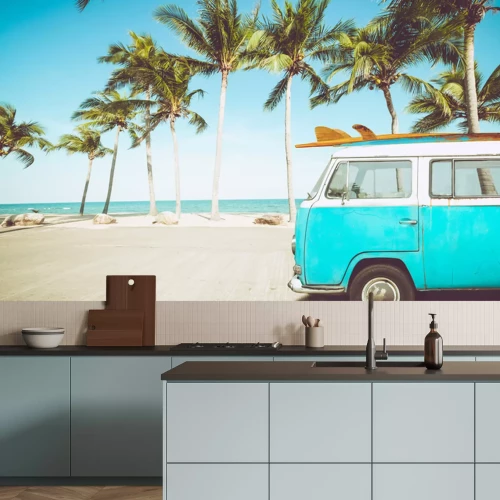 Sticker Oldtimer geparkt am tropischen Strand (Meer) mit einem Surfbrett auf dem Dach - Leisure Trip im Sommer. Retro-Farbeffekt