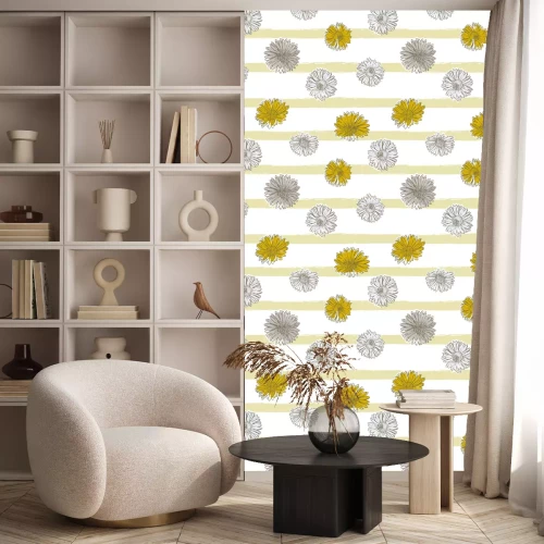 Tapete Gänseblümchen auf gestreiftem Hintergrund