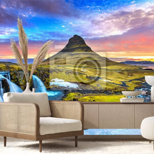 Fototapete Berge und ein Wasserfall in Island