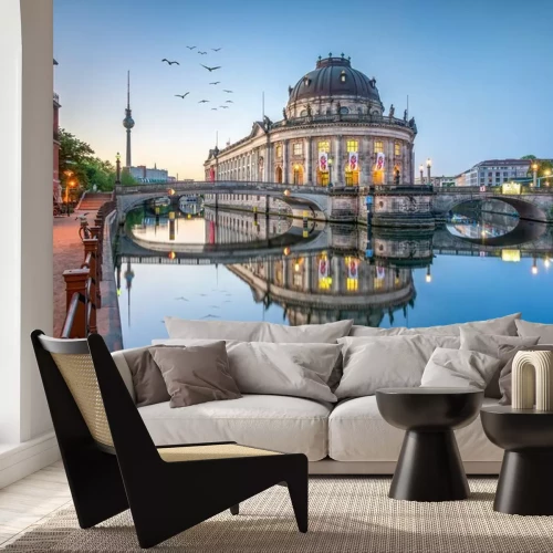 Fototapete Fliegende Vögel im Hintergrund der Museumsinsel