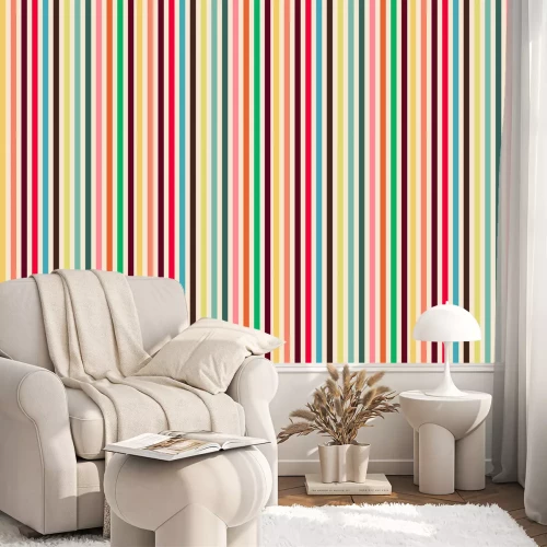 Tapete Motiv mit verschiedenfarbigen vertikalen Streifen