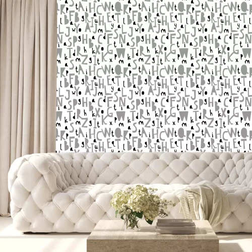 Tapete Grau-schwarzes Muster mit Buchstaben des Alphabets auf weißem Hintergrund