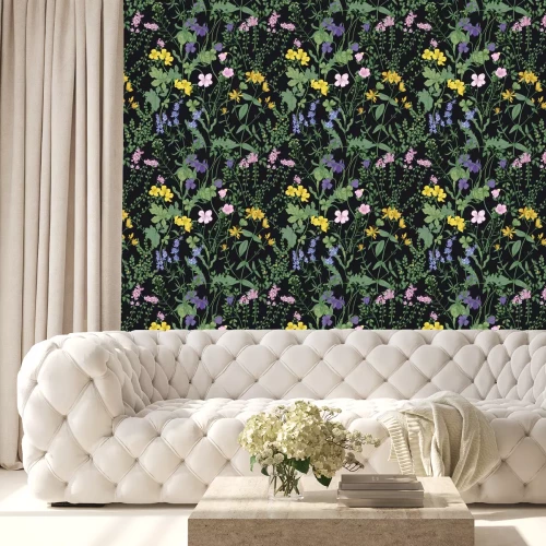 Tapete Blühende Wiese auf schwarzem Hintergrund