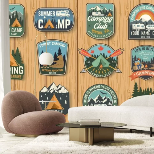 Sticker Satz Sommerlagerausweise auf dem hölzernen Brett. Vektor.